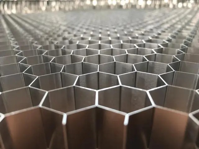 鋁蜂窩板，讓現(xiàn)代建筑更具科技感！-吉祥裝飾