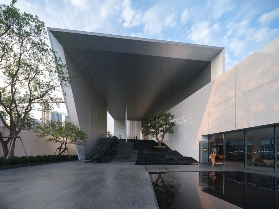 公園中的美術(shù)館：超白玻璃+鋁板的外立面設(shè)計(jì)，簡(jiǎn)潔的美感。